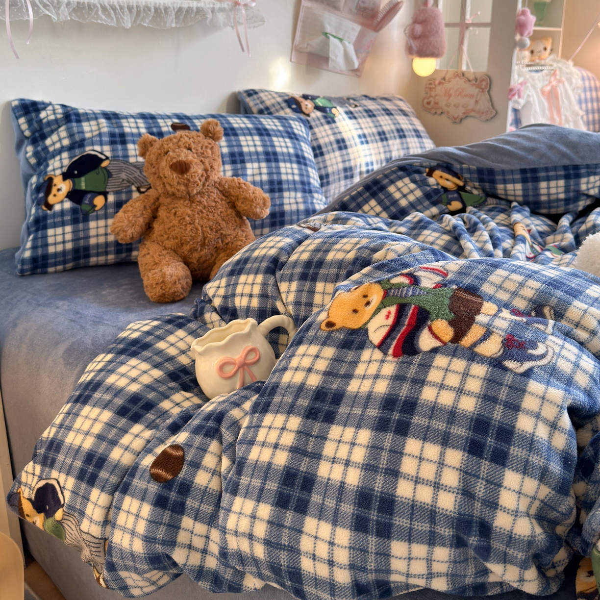 91家纺网 家纺一手货源 找家纺 初念 2025新款加厚高克重保暖可爱系牛奶绒床品套件系列（小红书推荐）（提供买家秀） 蓝格英伦熊