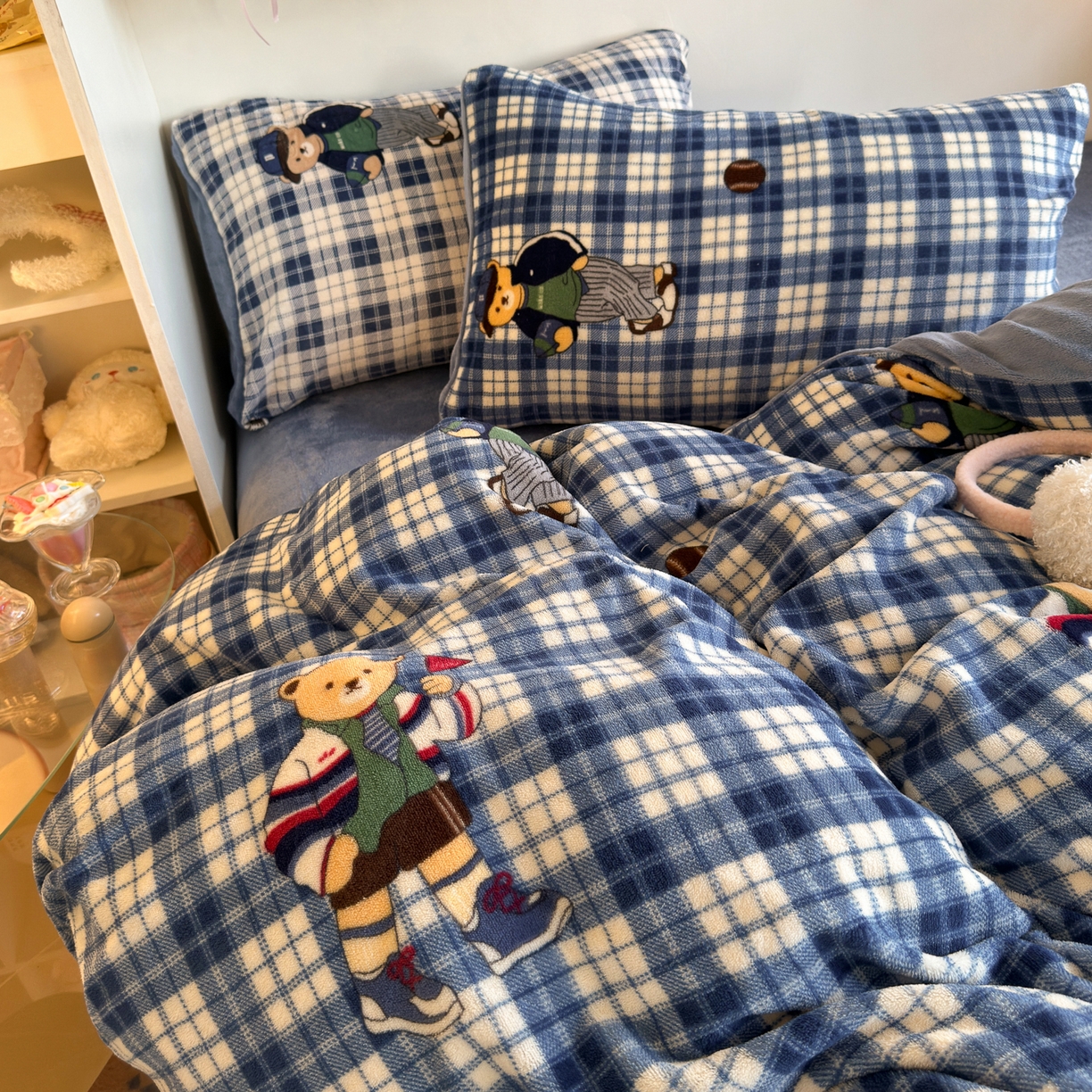 91家纺网 家纺一手货源 找家纺 初念 2025新款加厚高克重保暖可爱系牛奶绒床品套件系列（小红书推荐）（提供买家秀） 蓝格英伦熊
