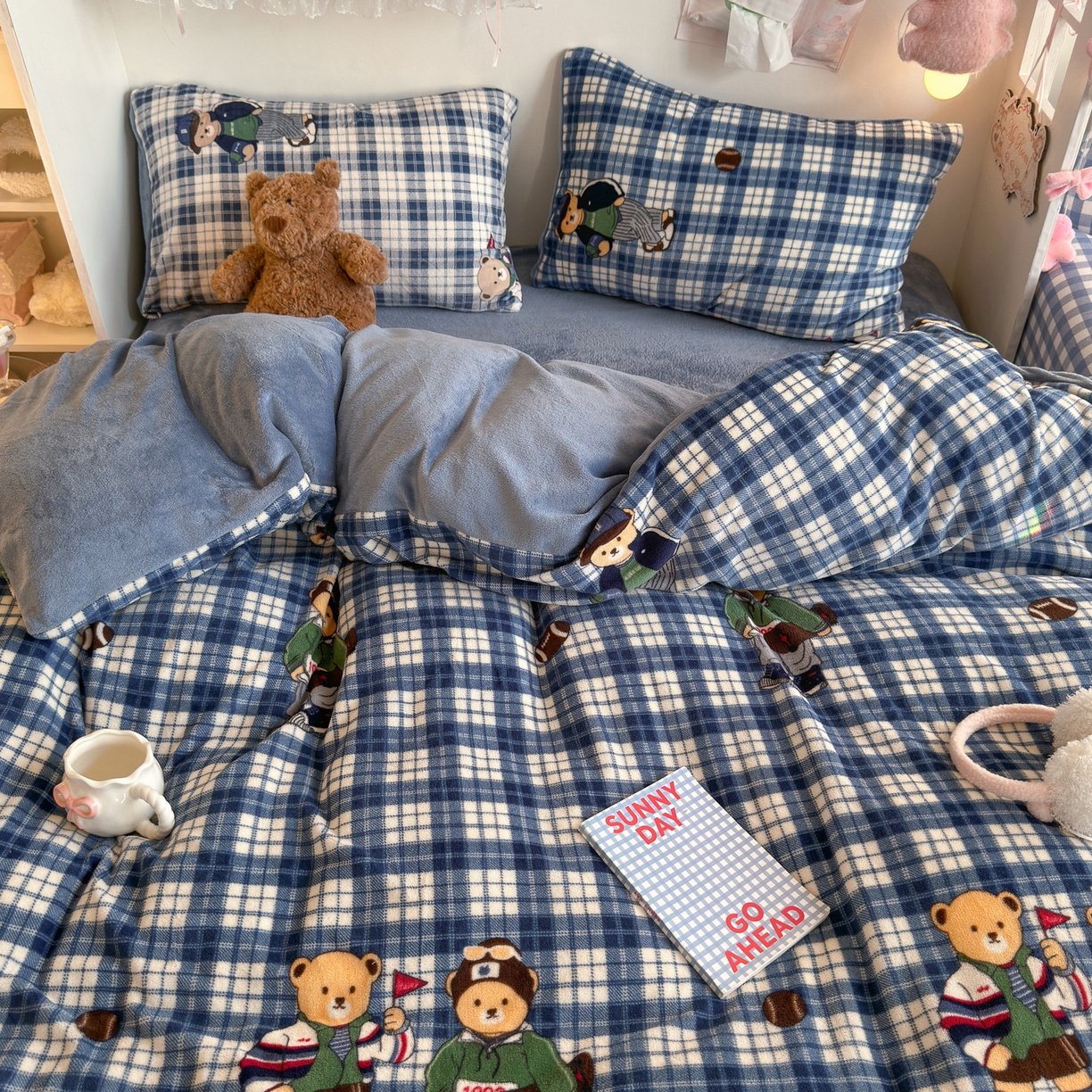 91家纺网 家纺一手货源 找家纺 初念 2025新款加厚高克重保暖可爱系牛奶绒床品套件系列（小红书推荐）（提供买家秀） 蓝格英伦熊