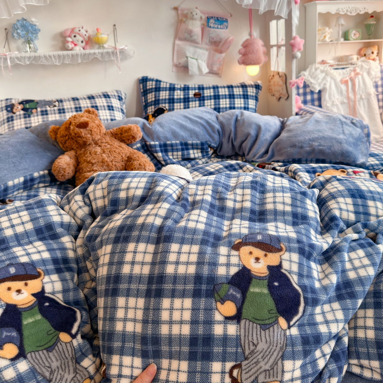 91家纺网 家纺一手货源 找家纺 初念 2025新款加厚高克重保暖可爱系牛奶绒床品套件系列（小红书推荐）（提供买家秀） 蓝格英伦熊
