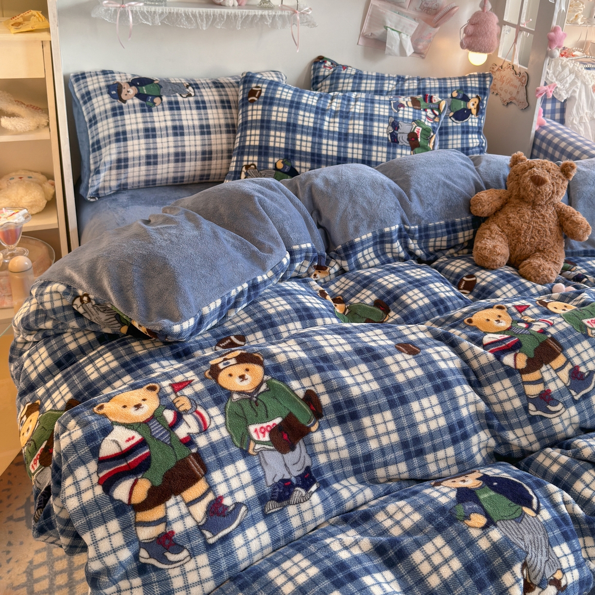 91家纺网 家纺一手货源 找家纺 初念 2025新款加厚高克重保暖可爱系牛奶绒床品套件系列（小红书推荐）（提供买家秀） 蓝格英伦熊