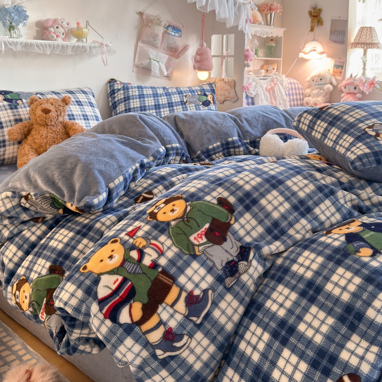 91家纺网 家纺一手货源 找家纺 初念 2025新款加厚高克重保暖可爱系牛奶绒床品套件系列（小红书推荐）（提供买家秀） 蓝格英伦熊