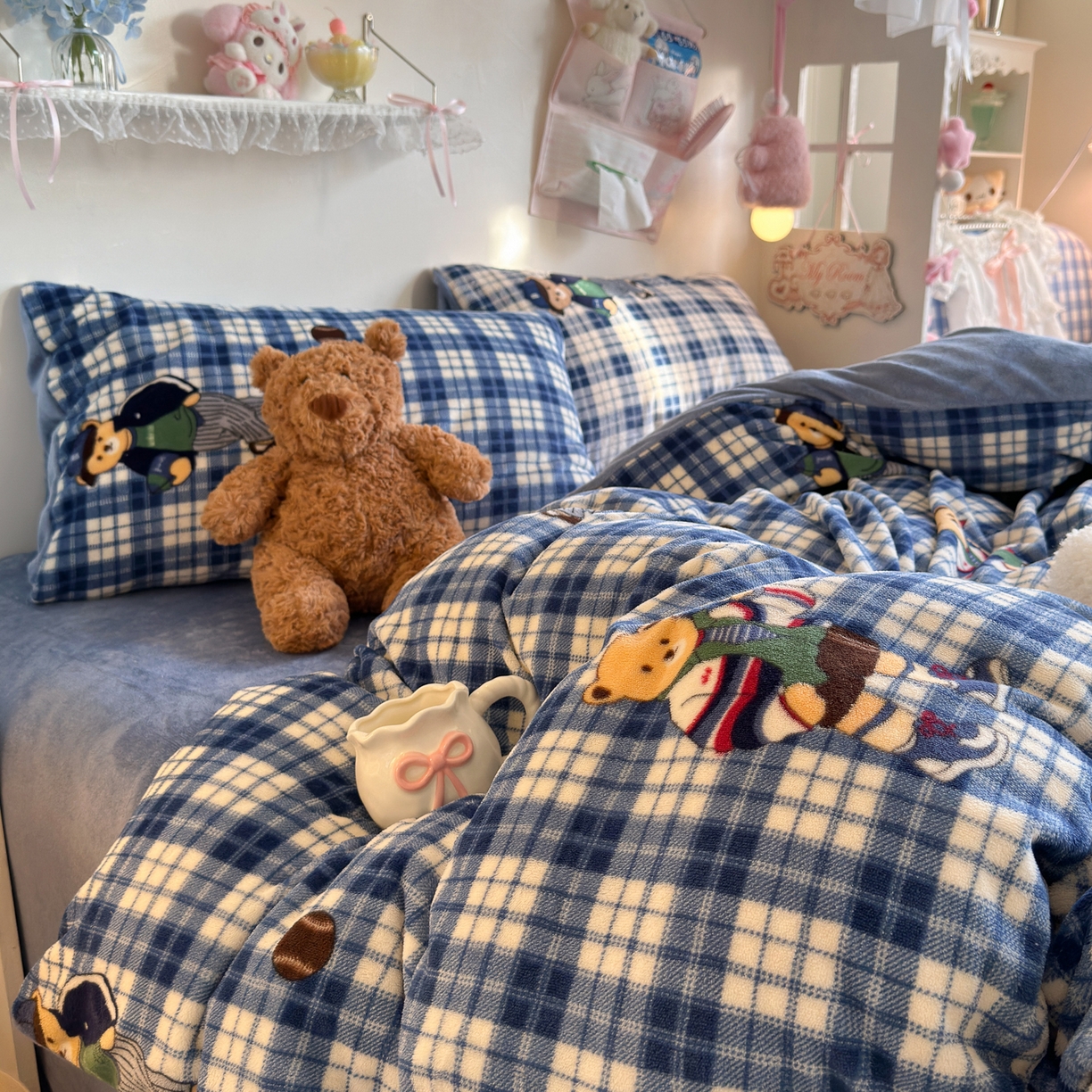 91家纺网 家纺一手货源 找家纺 初念 2025新款加厚高克重保暖可爱系牛奶绒床品套件系列（小红书推荐）（提供买家秀） 蓝格英伦熊