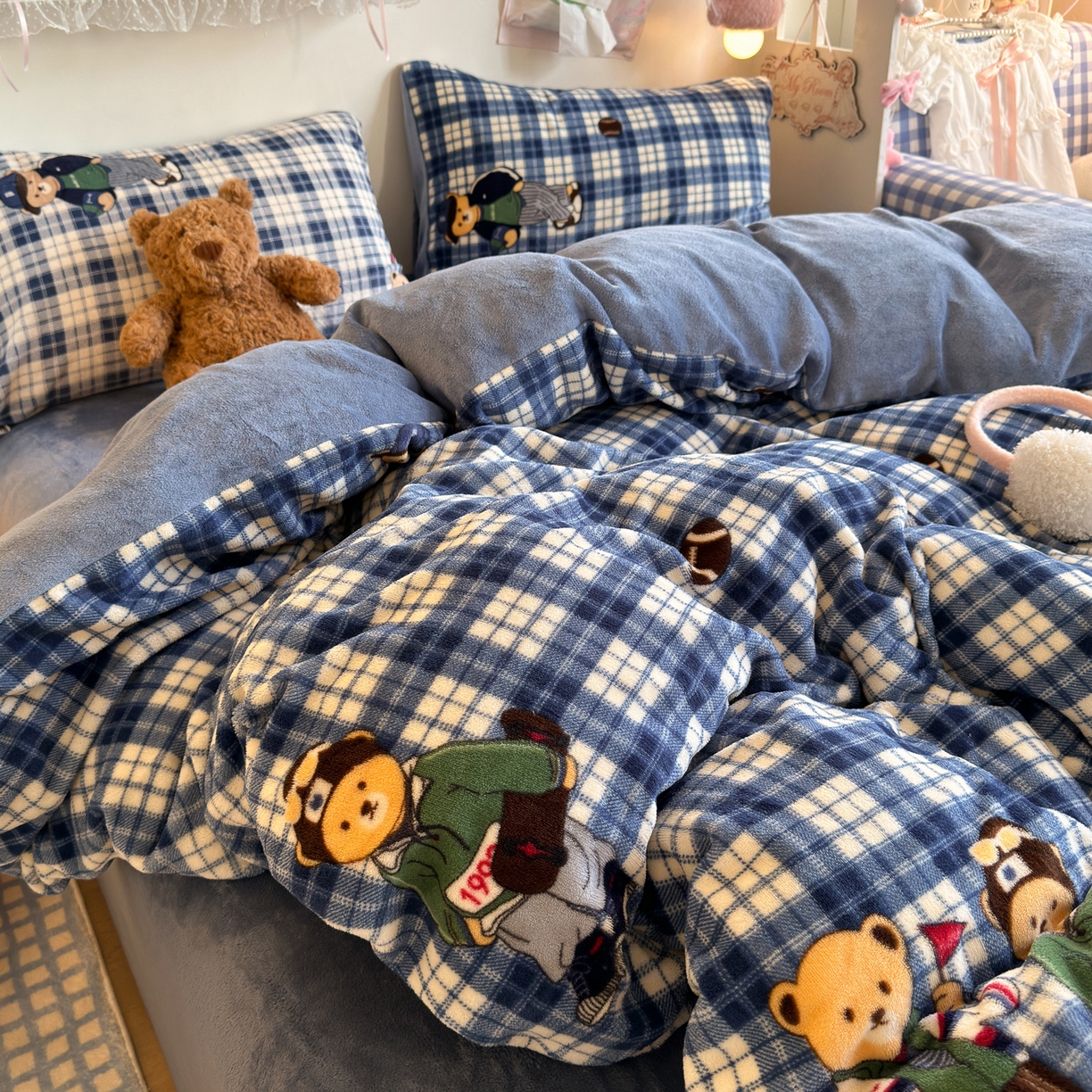 91家纺网 家纺一手货源 找家纺 初念 2025新款加厚高克重保暖可爱系牛奶绒床品套件系列（小红书推荐）（提供买家秀） 蓝格英伦熊