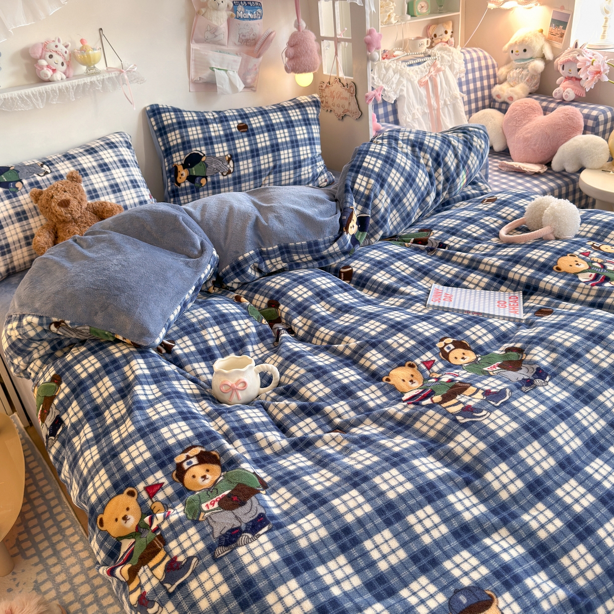 91家纺网 家纺一手货源 找家纺 初念 2025新款加厚高克重保暖可爱系牛奶绒床品套件系列（小红书推荐）（提供买家秀） 蓝格英伦熊