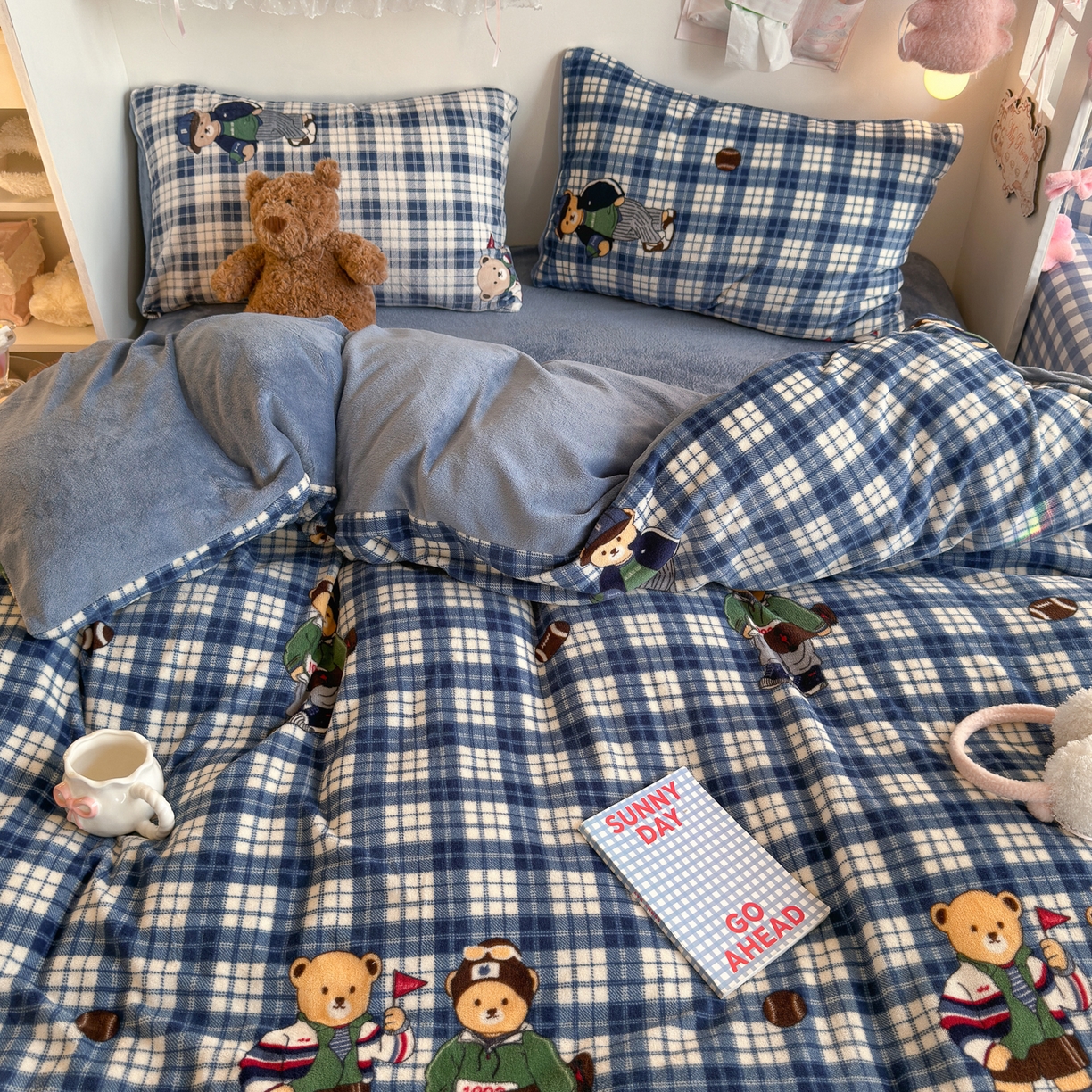 91家纺网 家纺一手货源 找家纺 初念 2025新款加厚高克重保暖可爱系牛奶绒床品套件系列（小红书推荐）（提供买家秀） 蓝格英伦熊