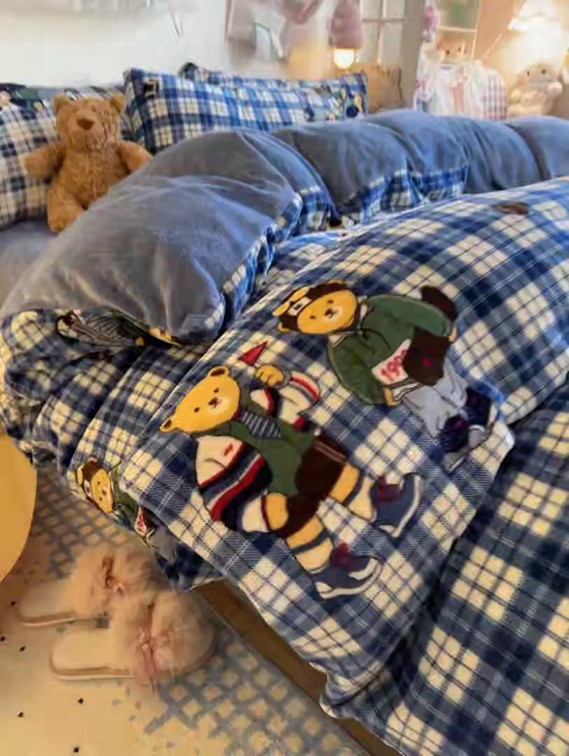 91家纺网 家纺一手货源 找家纺 初念 2025新款加厚高克重保暖可爱系牛奶绒床品套件系列（小红书推荐）（提供买家秀） 蓝格英伦熊