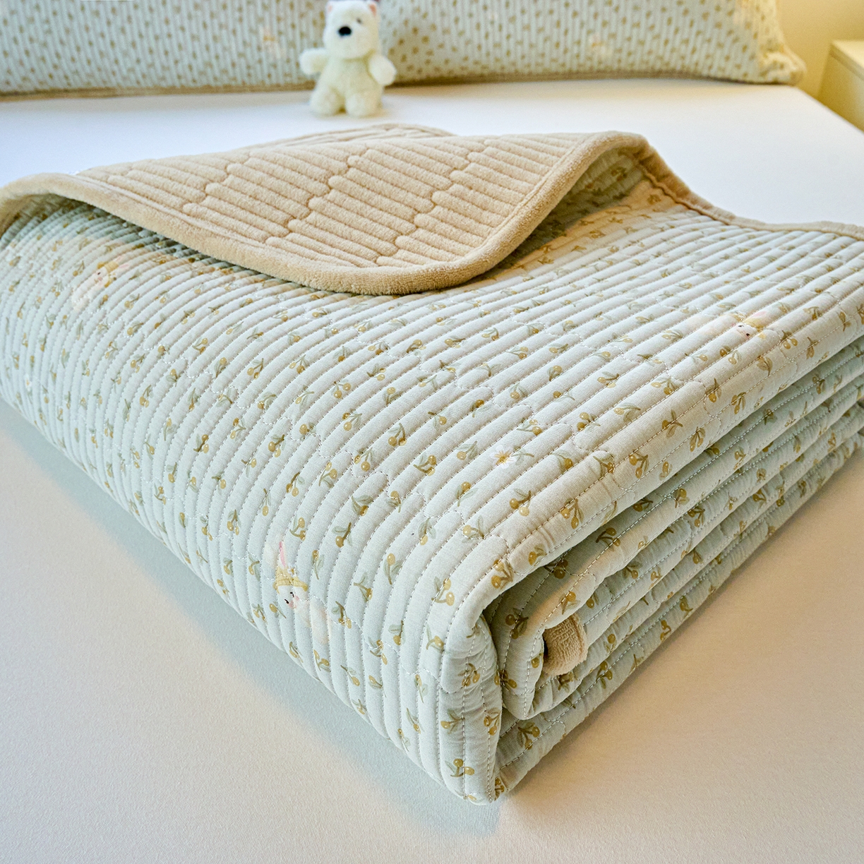 91家纺网 家纺一手货源 找家纺 X猫先生 2025新款棉加绒床垫一面全棉一面牛奶绒床褥垫软床垫床盖四季通用 春游兔兔（A棉B绒）