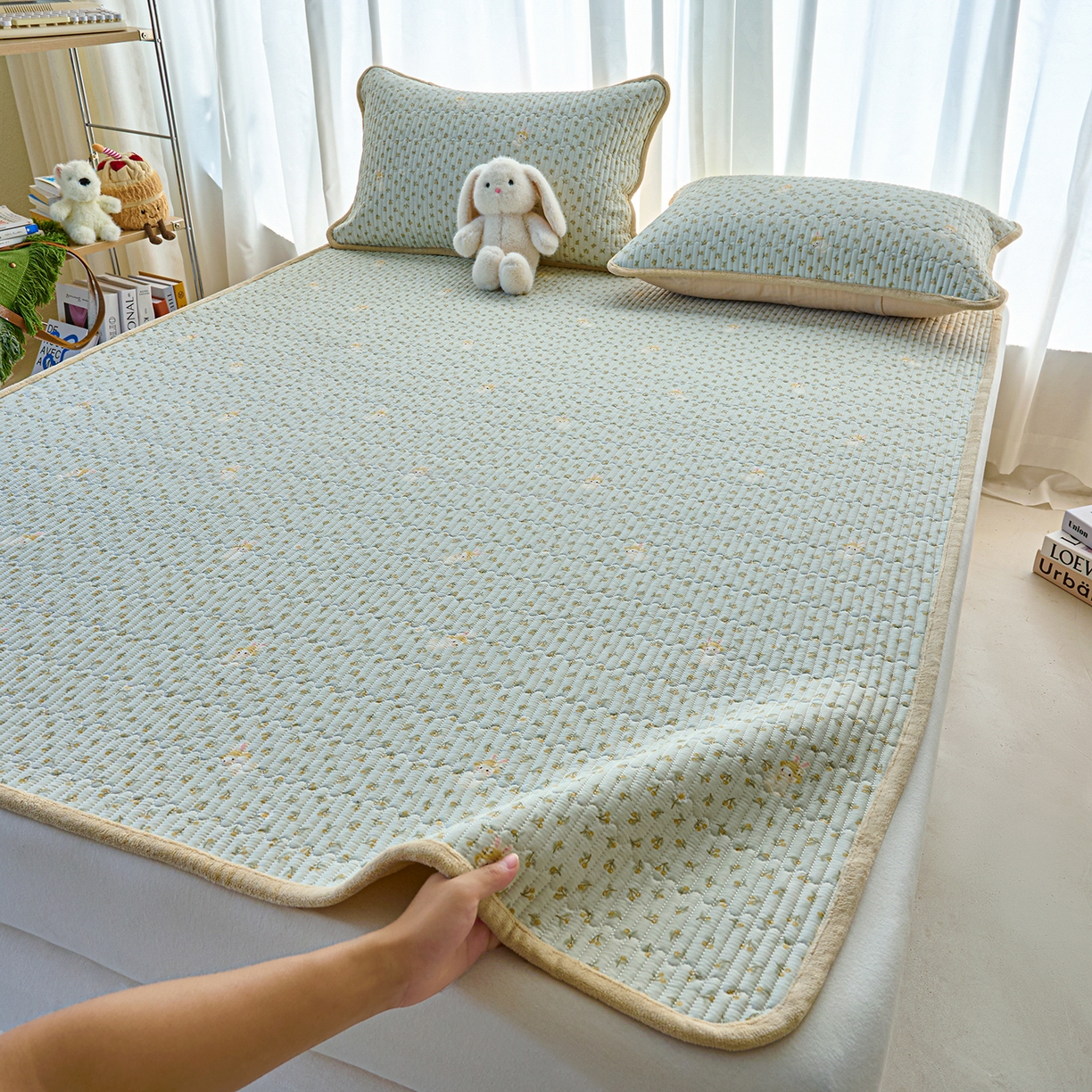 91家纺网 家纺一手货源 找家纺 X猫先生 2025新款棉加绒床垫一面全棉一面牛奶绒床褥垫软床垫床盖四季通用 春游兔兔（A棉B绒）