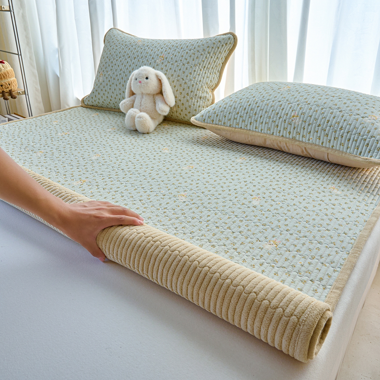 91家纺网 家纺一手货源 找家纺 X猫先生 2025新款棉加绒床垫一面全棉一面牛奶绒床褥垫软床垫床盖四季通用 春游兔兔（A棉B绒）