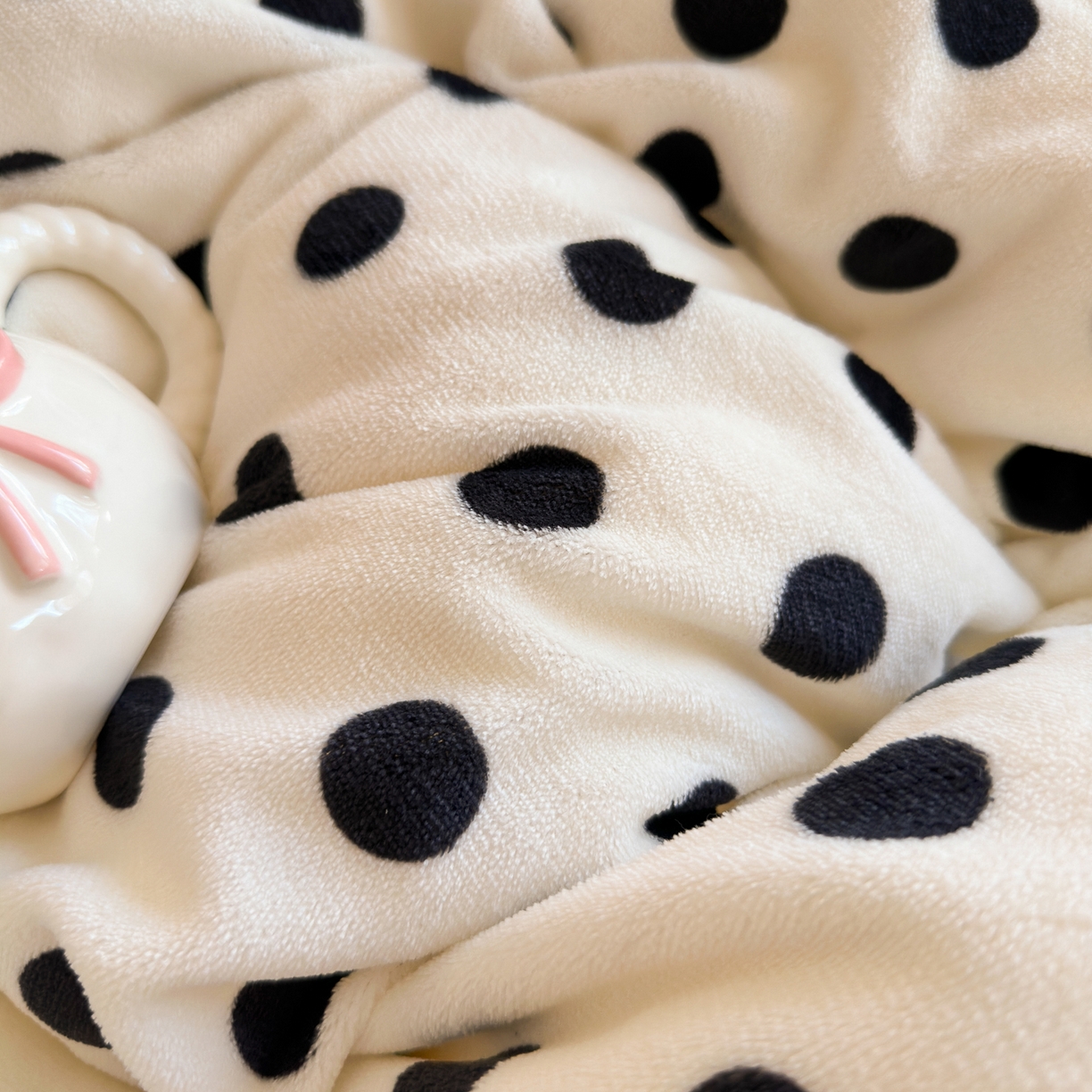 91家纺网 家纺一手货源 找家纺 初念 2025新款加厚高克重保暖可爱系牛奶绒床品套件系列（小红书推荐）（提供买家秀） 米珍珠