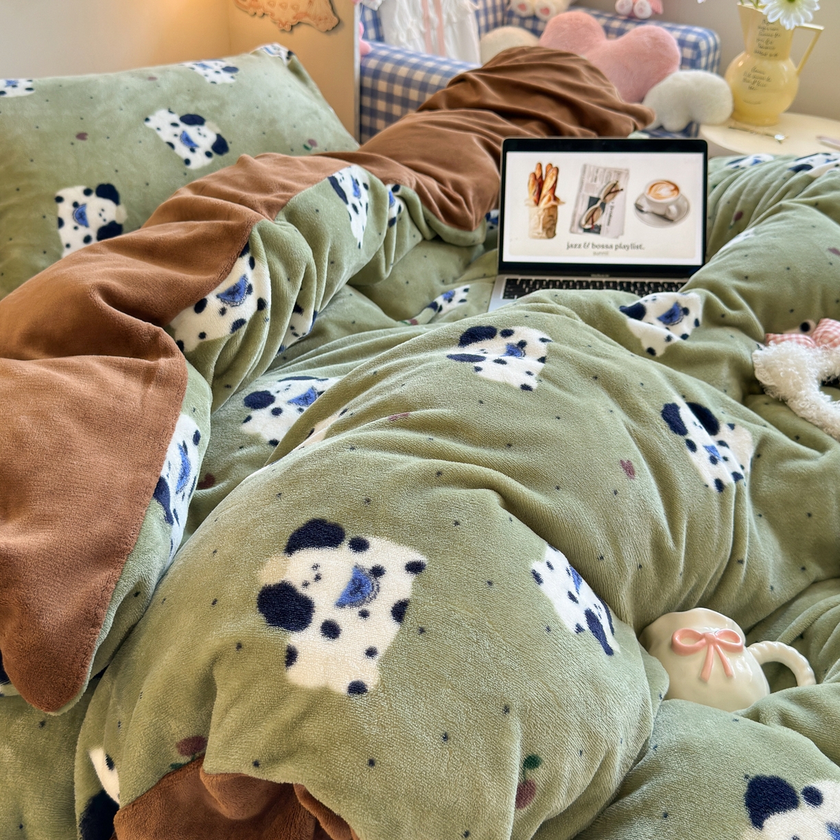 91家纺网 家纺一手货源 找家纺 初念 2025新款加厚高克重保暖可爱系牛奶绒床品套件系列（小红书推荐）（提供买家秀） 抹茶绿狗