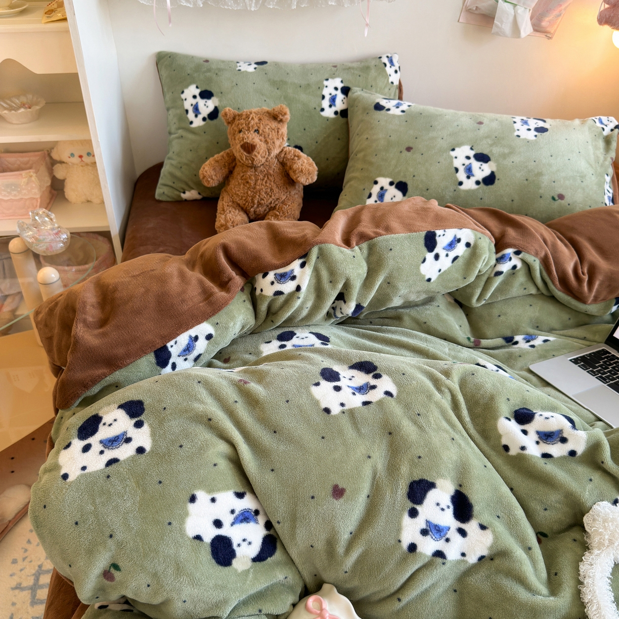 91家纺网 家纺一手货源 找家纺 初念 2025新款加厚高克重保暖可爱系牛奶绒床品套件系列（小红书推荐）（提供买家秀） 抹茶绿狗