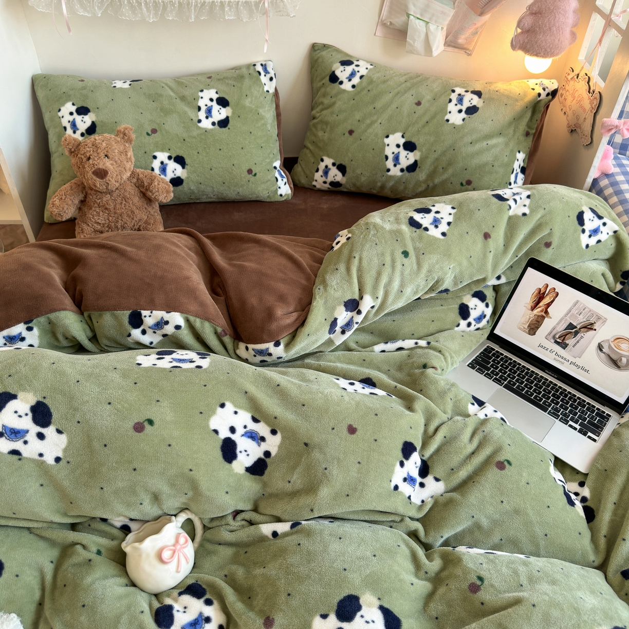 91家纺网 家纺一手货源 找家纺 初念 2025新款加厚高克重保暖可爱系牛奶绒床品套件系列（小红书推荐）（提供买家秀） 抹茶绿狗