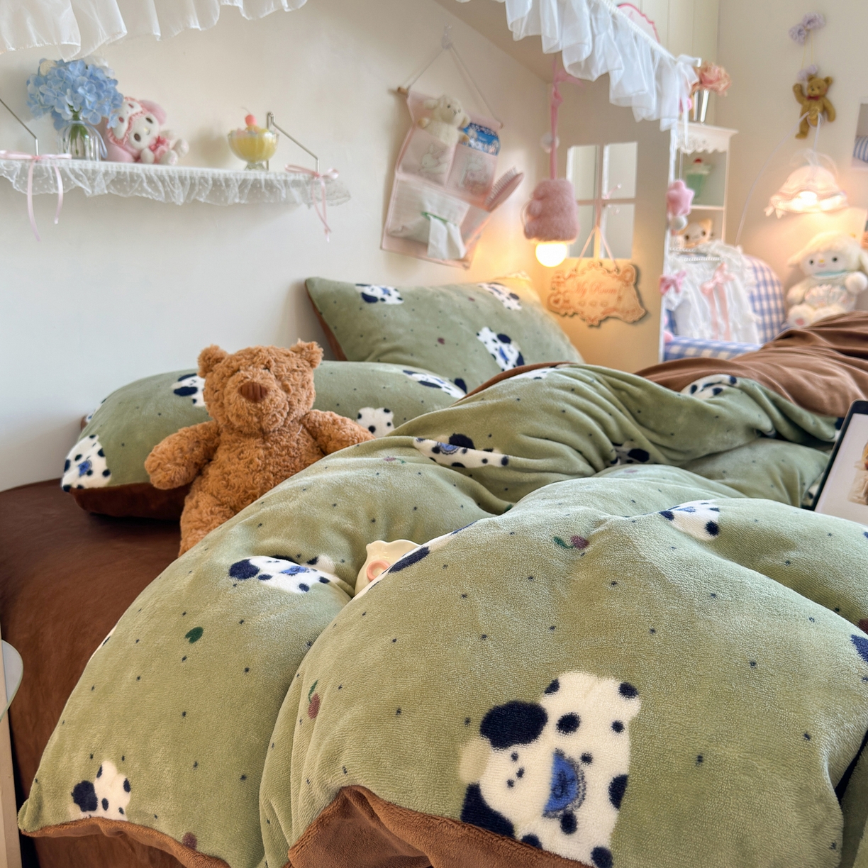 91家纺网 家纺一手货源 找家纺 初念 2025新款加厚高克重保暖可爱系牛奶绒床品套件系列（小红书推荐）（提供买家秀） 抹茶绿狗