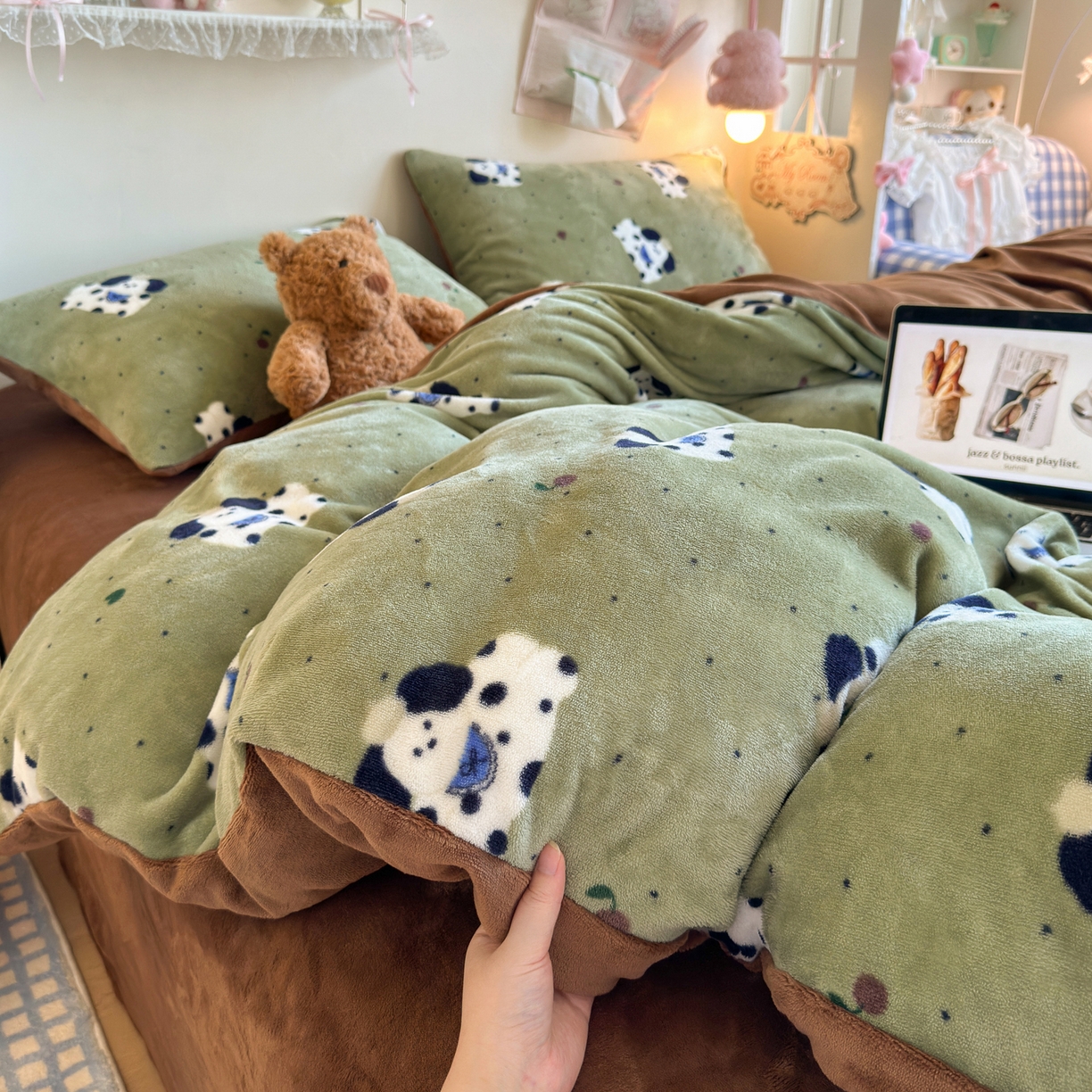 91家纺网 家纺一手货源 找家纺 初念 2025新款加厚高克重保暖可爱系牛奶绒床品套件系列（小红书推荐）（提供买家秀） 抹茶绿狗