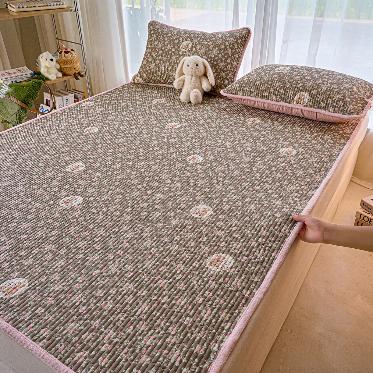 91家纺网 家纺一手货源 找家纺 X猫先生 2025新款棉加绒床垫一面全棉一面牛奶绒床褥垫软床垫床盖四季通用 繁花小熊（A棉B绒）