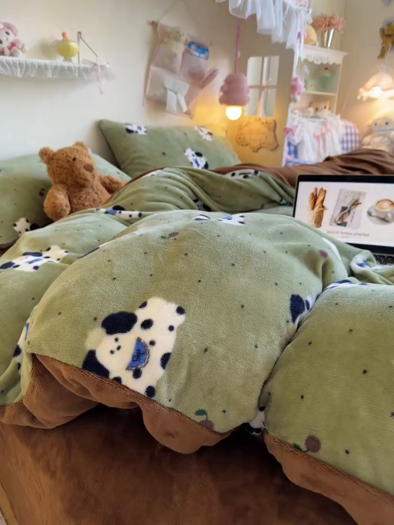 91家纺网 家纺一手货源 找家纺 初念 2025新款加厚高克重保暖可爱系牛奶绒床品套件系列（小红书推荐）（提供买家秀） 抹茶绿狗