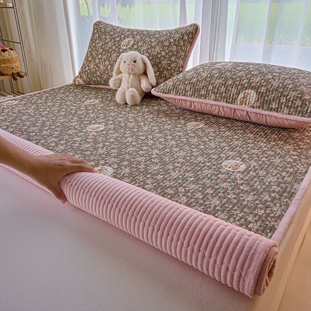 91家纺网 家纺一手货源 找家纺 X猫先生 2025新款棉加绒床垫一面全棉一面牛奶绒床褥垫软床垫床盖四季通用 繁花小熊（A棉B绒）