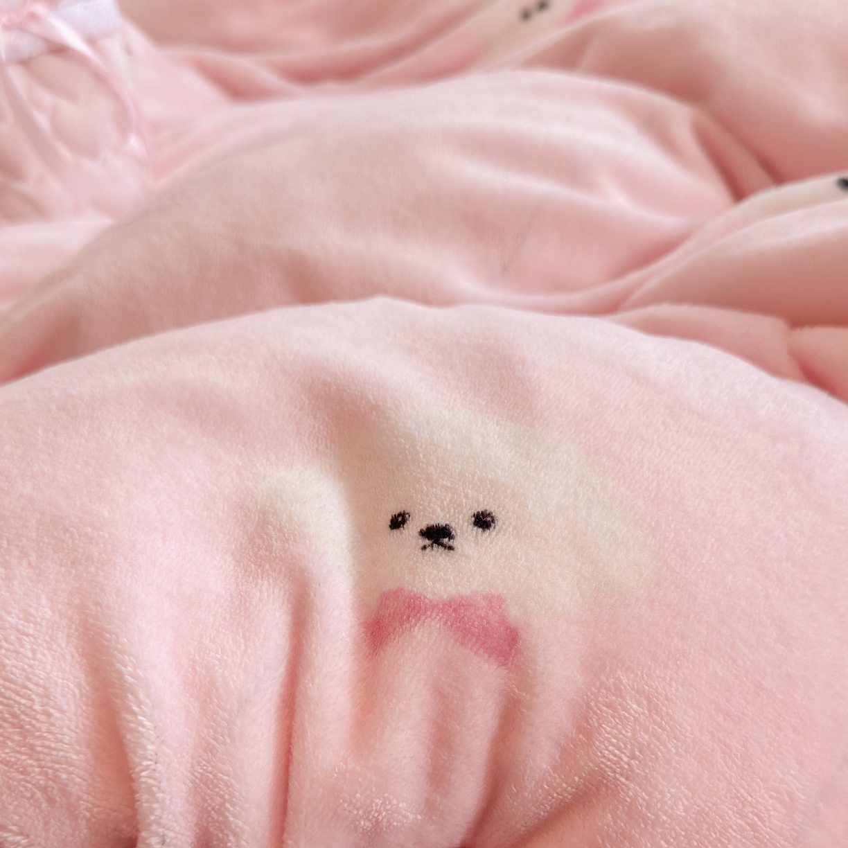 91家纺网 家纺一手货源 找家纺 初念 2025新款加厚高克重保暖可爱系牛奶绒床品套件系列（小红书推荐）（提供买家秀） 绒绒小狗-粉