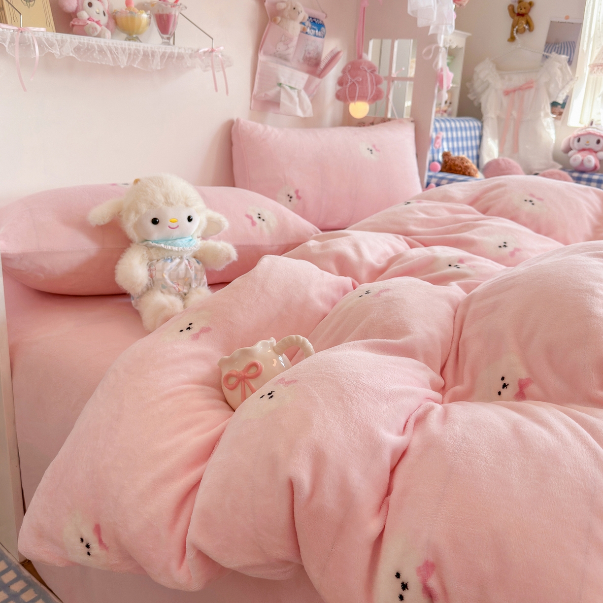 91家纺网 家纺一手货源 找家纺 初念 2025新款加厚高克重保暖可爱系牛奶绒床品套件系列（小红书推荐）（提供买家秀） 绒绒小狗-粉