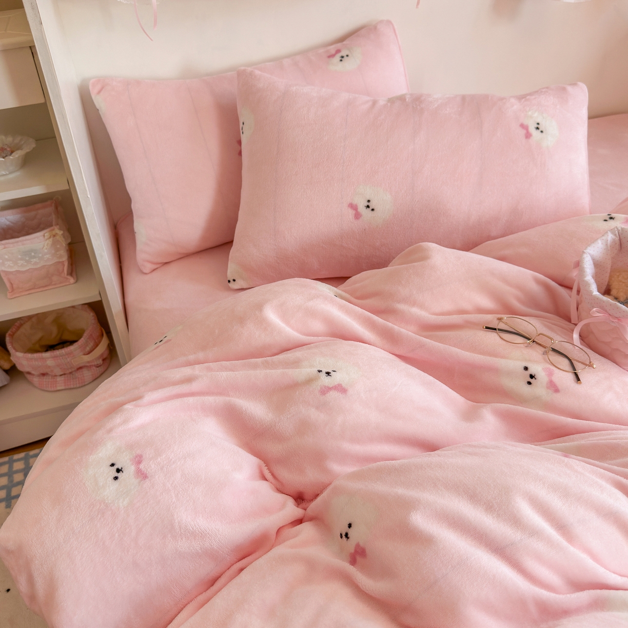 91家纺网 家纺一手货源 找家纺 初念 2025新款加厚高克重保暖可爱系牛奶绒床品套件系列（小红书推荐）（提供买家秀） 绒绒小狗-粉