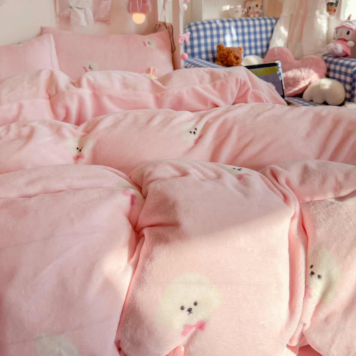 91家纺网 家纺一手货源 找家纺 初念 2025新款加厚高克重保暖可爱系牛奶绒床品套件系列（小红书推荐）（提供买家秀） 绒绒小狗-粉