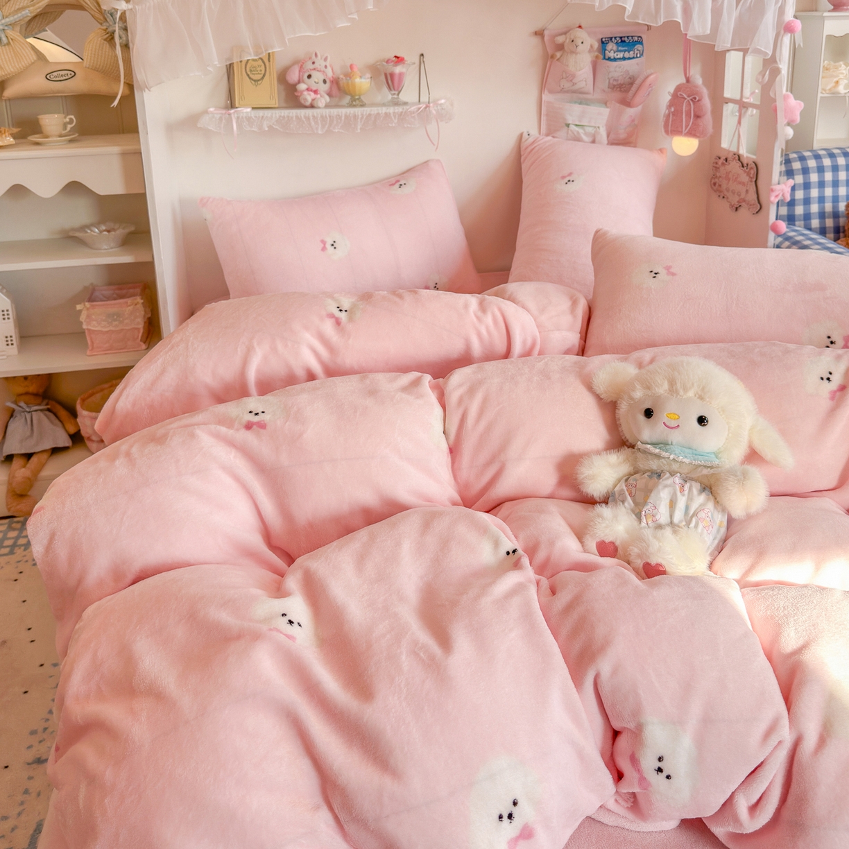 91家纺网 家纺一手货源 找家纺 初念 2025新款加厚高克重保暖可爱系牛奶绒床品套件系列（小红书推荐）（提供买家秀） 绒绒小狗-粉