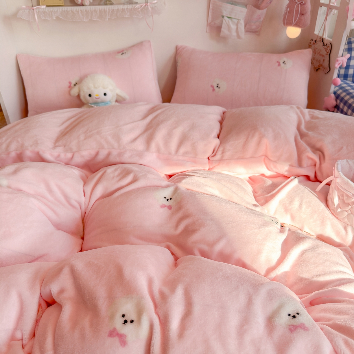 91家纺网 家纺一手货源 找家纺 初念 2025新款加厚高克重保暖可爱系牛奶绒床品套件系列（小红书推荐）（提供买家秀） 绒绒小狗-粉