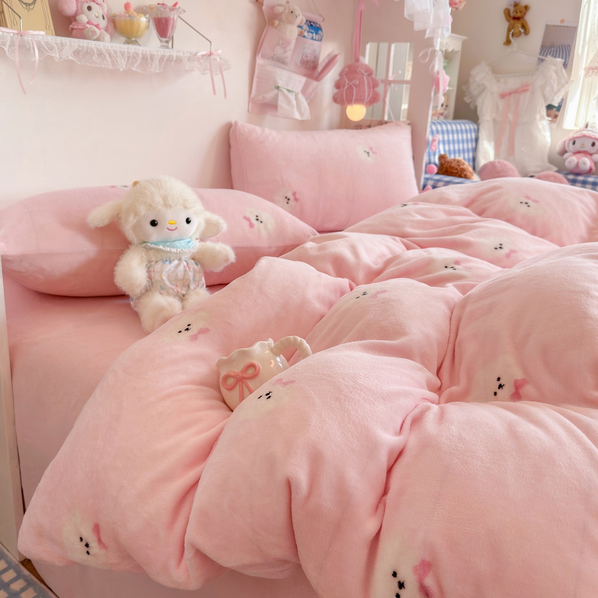 91家纺网 家纺一手货源 找家纺 初念 2025新款加厚高克重保暖可爱系牛奶绒床品套件系列（小红书推荐）（提供买家秀） 绒绒小狗-粉