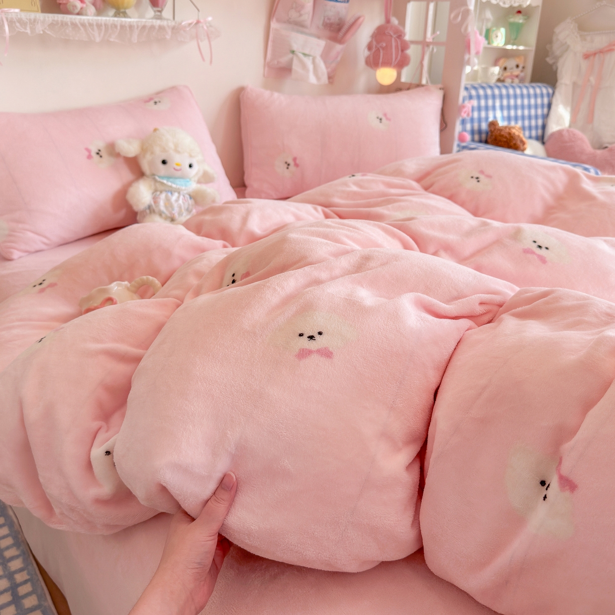 91家纺网 家纺一手货源 找家纺 初念 2025新款加厚高克重保暖可爱系牛奶绒床品套件系列（小红书推荐）（提供买家秀） 绒绒小狗-粉