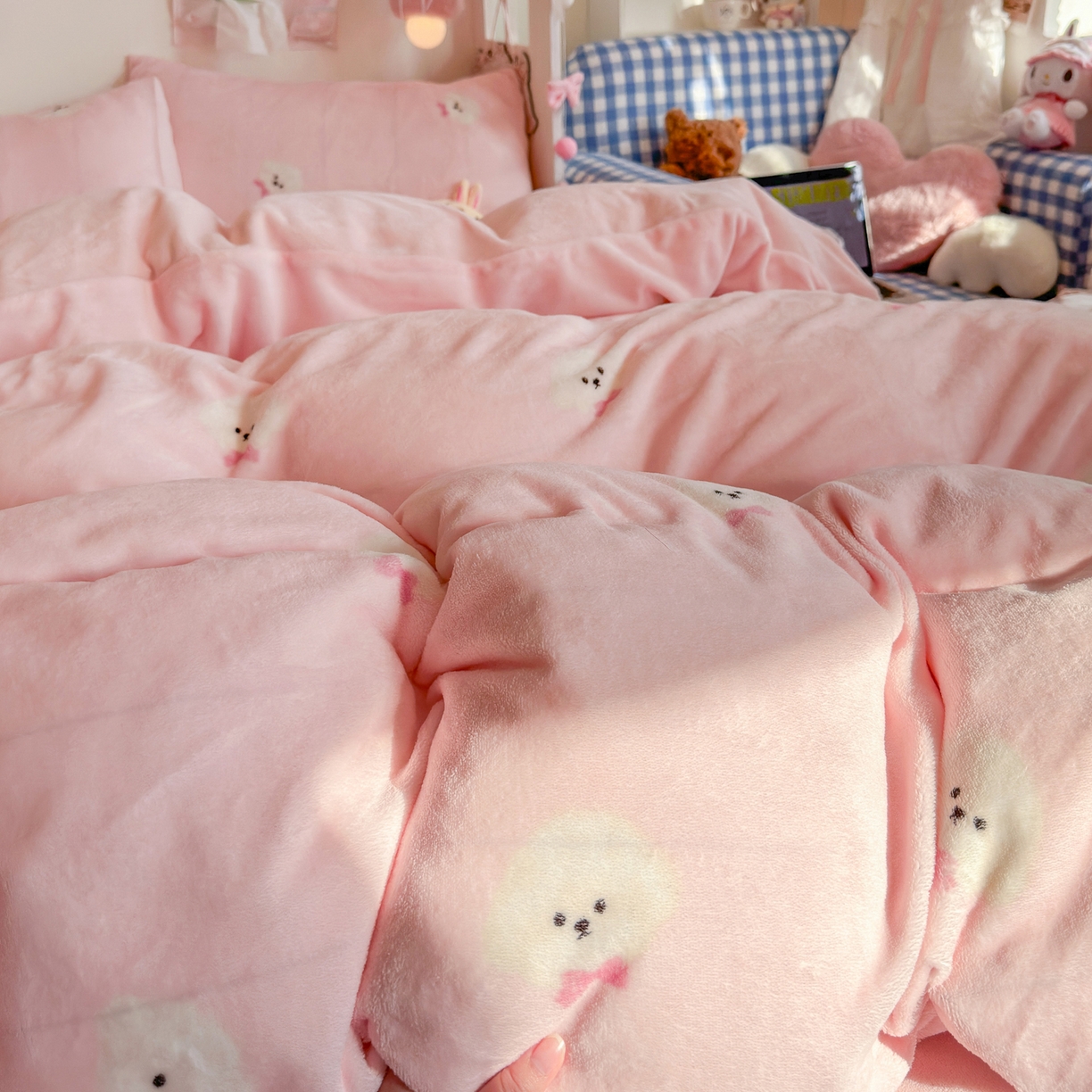 91家纺网 家纺一手货源 找家纺 初念 2025新款加厚高克重保暖可爱系牛奶绒床品套件系列（小红书推荐）（提供买家秀） 绒绒小狗-粉