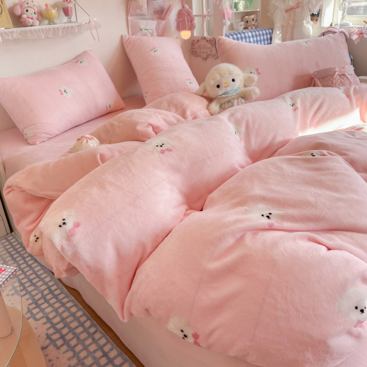 91家纺网 家纺一手货源 找家纺 初念 2025新款加厚高克重保暖可爱系牛奶绒床品套件系列（小红书推荐）（提供买家秀） 绒绒小狗-粉