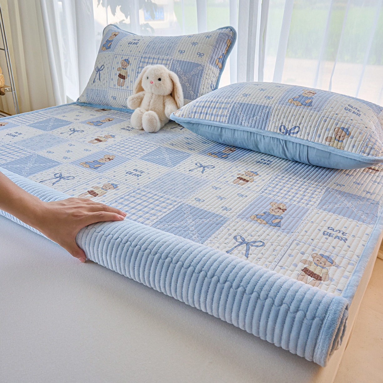 91家纺网 家纺一手货源 找家纺 X猫先生 2025新款棉加绒床垫一面全棉一面牛奶绒床褥垫软床垫床盖四季通用 蓝格童话（A棉B绒）