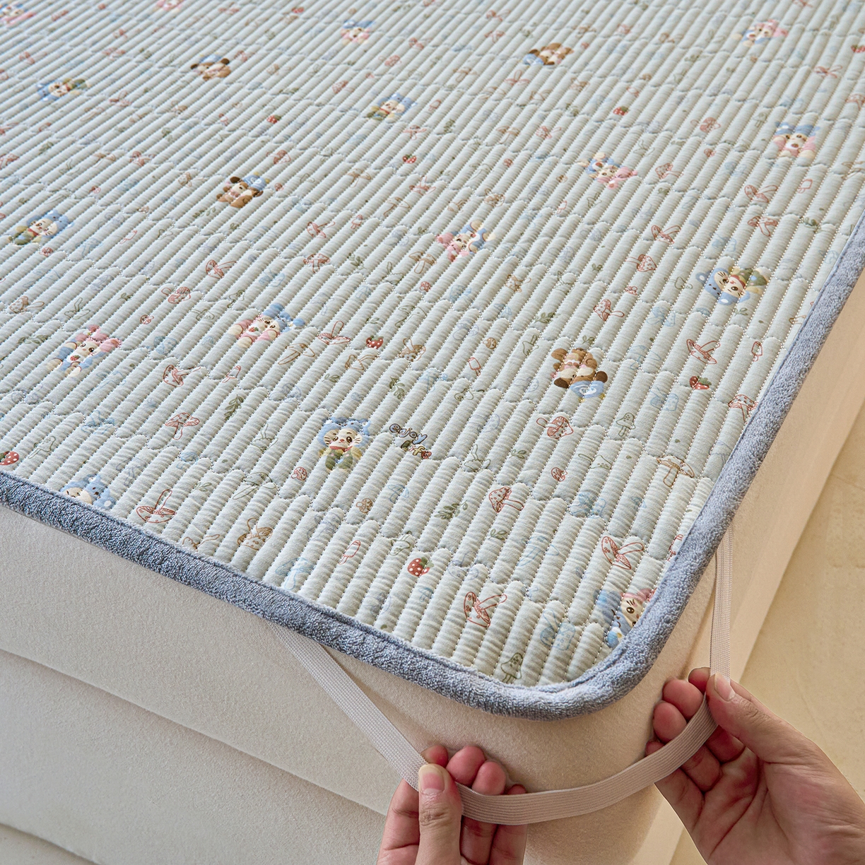 91家纺网 家纺一手货源 找家纺 X猫先生 2025新款棉加绒床垫一面全棉一面牛奶绒床褥垫软床垫床盖四季通用 蘑菇小镇(A棉B绒）