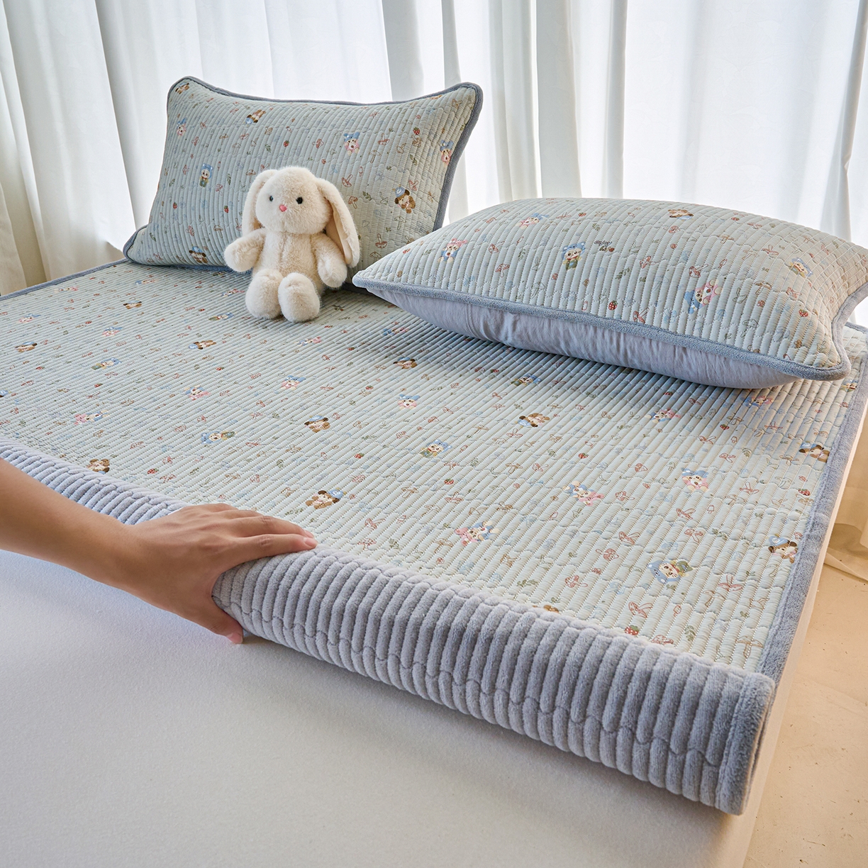 91家纺网 家纺一手货源 找家纺 X猫先生 2025新款棉加绒床垫一面全棉一面牛奶绒床褥垫软床垫床盖四季通用 蘑菇小镇(A棉B绒）