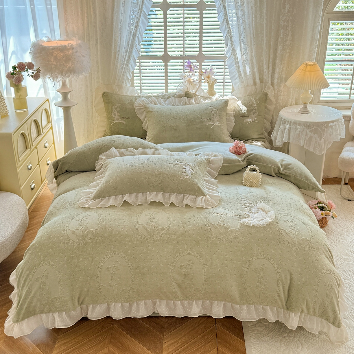 91家纺网 家纺一手货源 找家纺 （总）艾唯希家纺 2025新款韩版全消光雕花绒花边四件套牛奶绒-铃兰花边系列