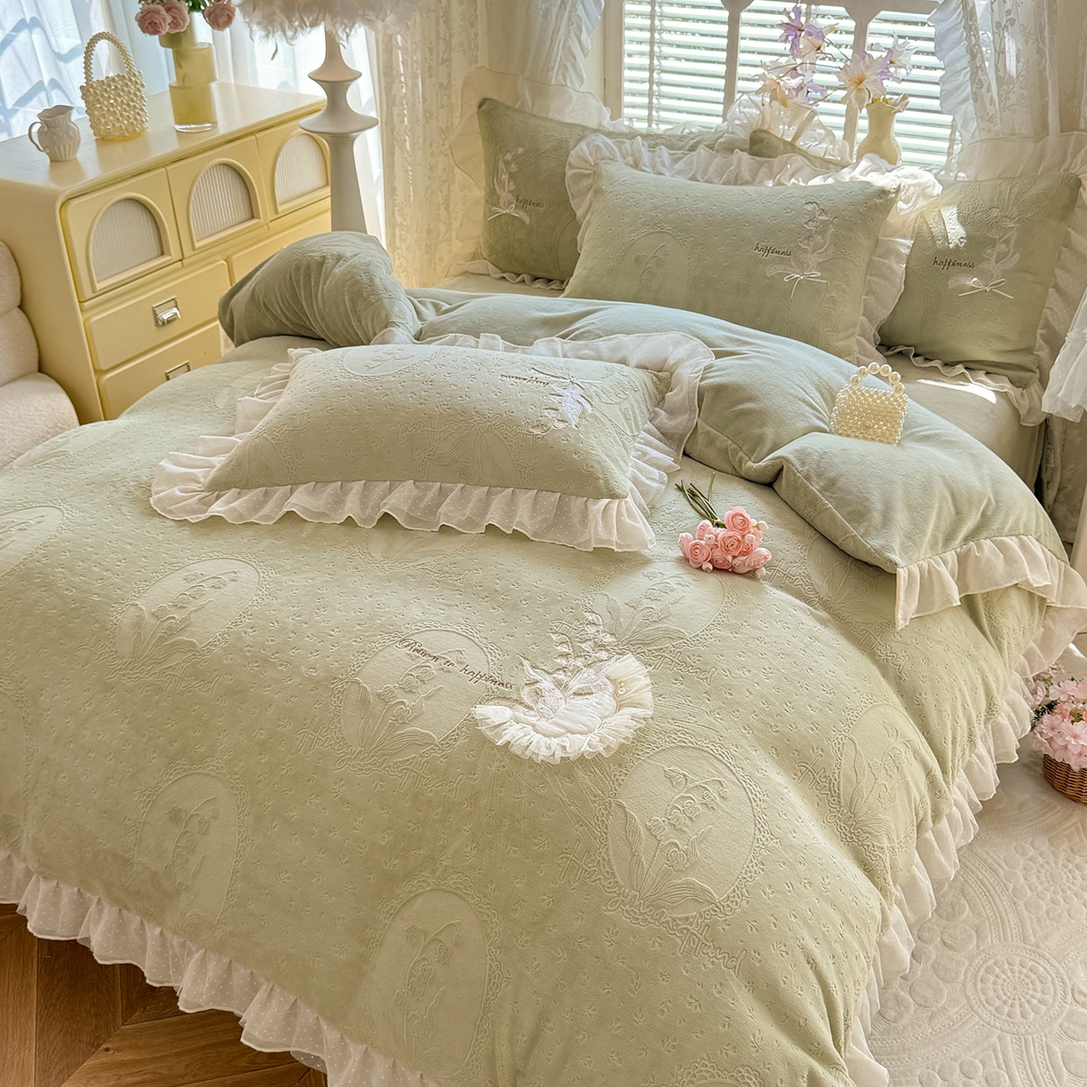 91家纺网 家纺一手货源 找家纺 （总）艾唯希家纺 2025新款韩版全消光雕花绒花边四件套牛奶绒-铃兰花边系列