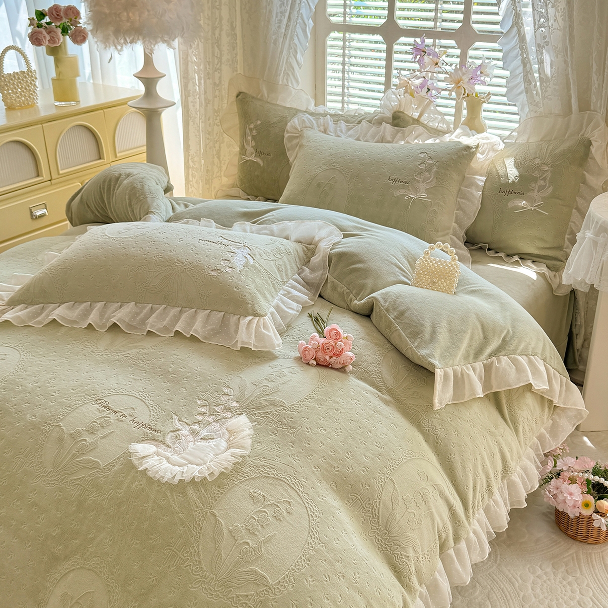 91家纺网 家纺一手货源 找家纺 （总）艾唯希家纺 2025新款韩版全消光雕花绒花边四件套牛奶绒-铃兰花边系列