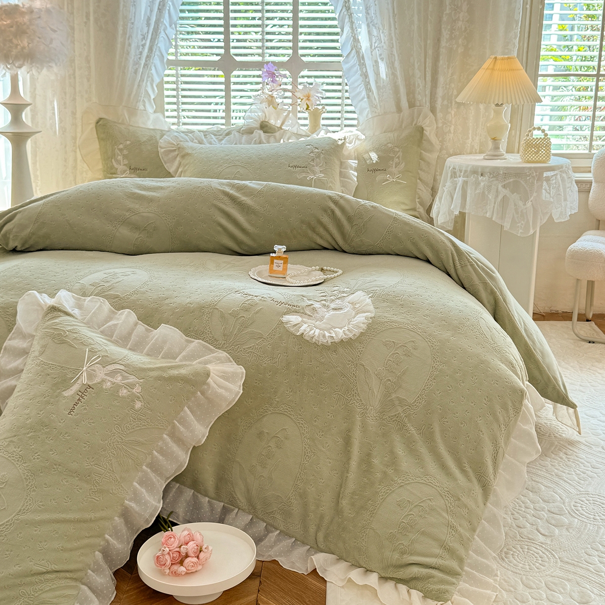 91家纺网 家纺一手货源 找家纺 （总）艾唯希家纺 2025新款韩版全消光雕花绒花边四件套牛奶绒-铃兰花边系列