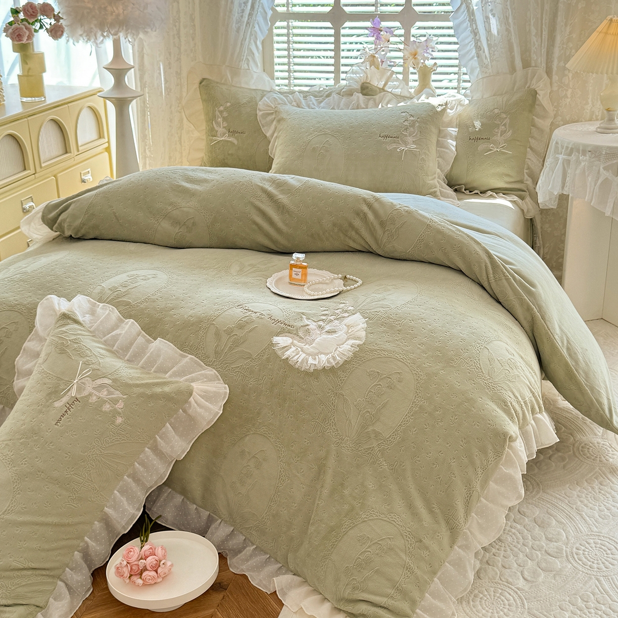 91家纺网 家纺一手货源 找家纺 （总）艾唯希家纺 2025新款韩版全消光雕花绒花边四件套牛奶绒-铃兰花边系列