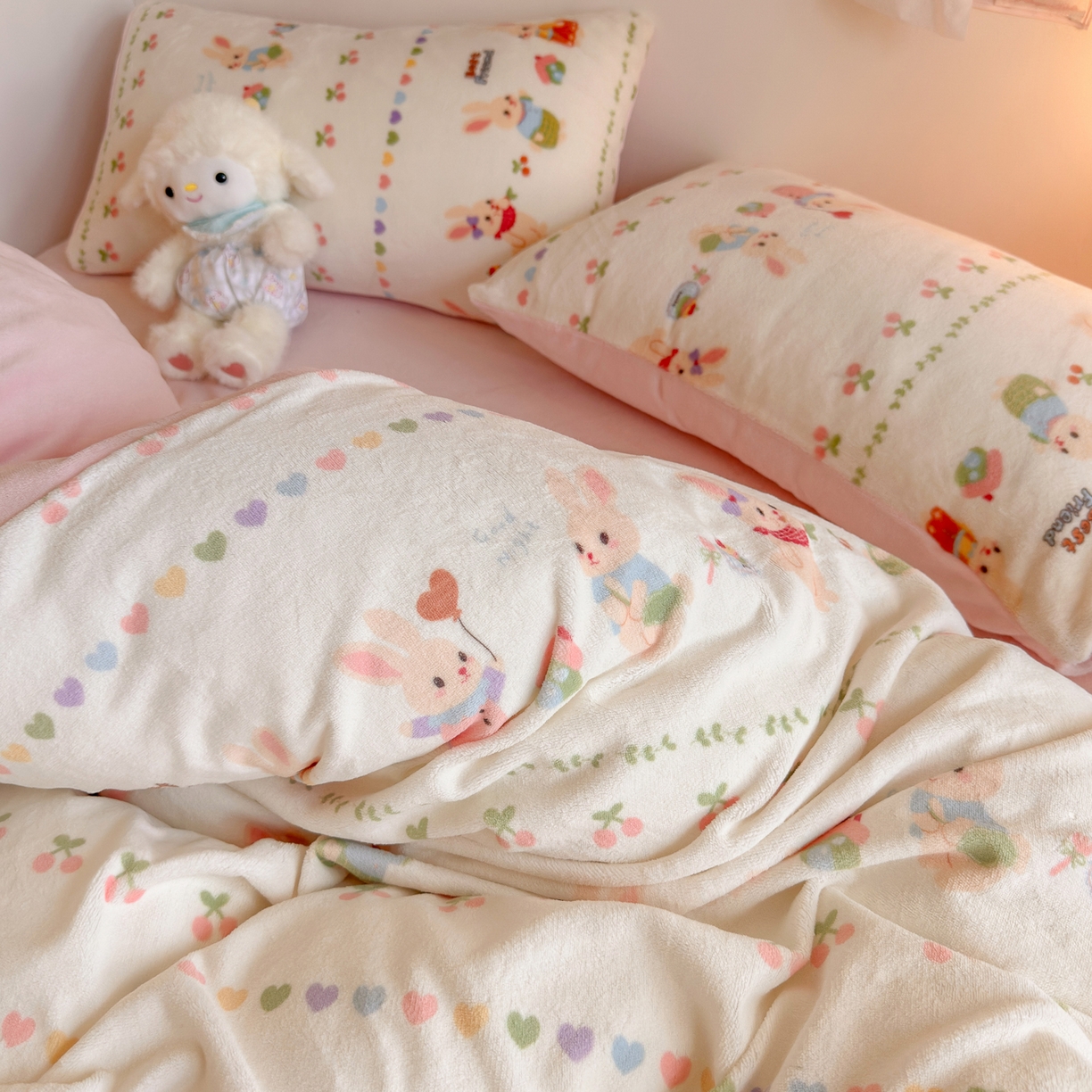 91家纺网 家纺一手货源 找家纺 初念 2025新款加厚高克重保暖可爱系牛奶绒床品套件系列（小红书推荐）（提供买家秀） 小兔派对