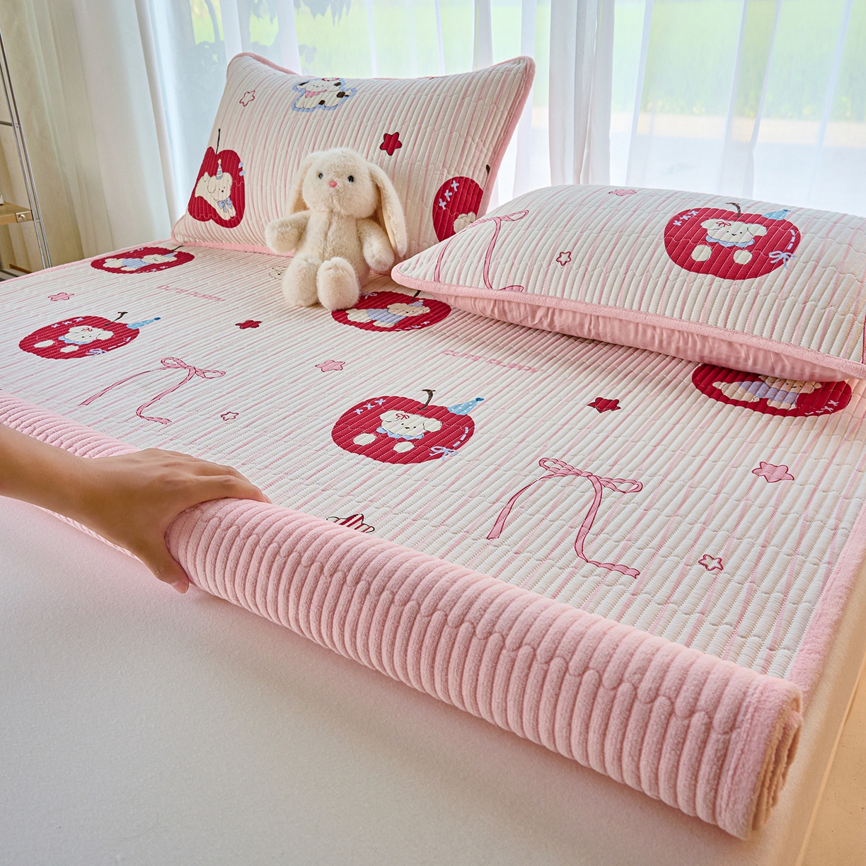 91家纺网 家纺一手货源 找家纺 X猫先生 2025新款棉加绒床垫一面全棉一面牛奶绒床褥垫软床垫床盖四季通用 甜心苹果派（A棉B绒）