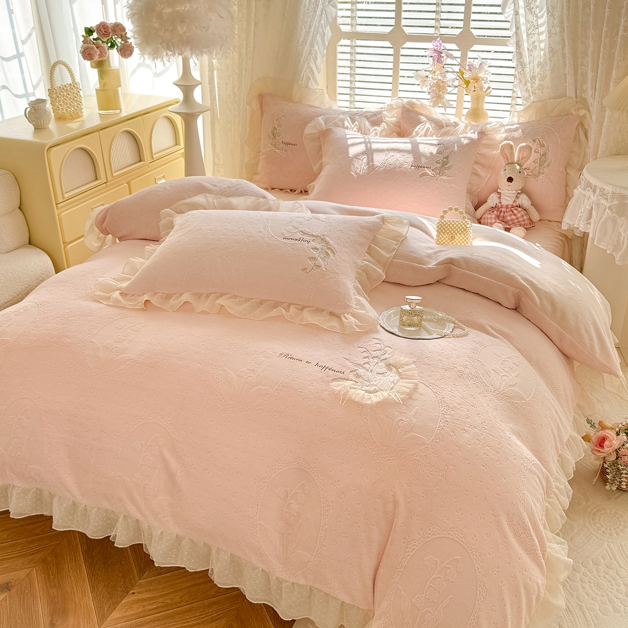 91家纺网 家纺一手货源 找家纺 （总）艾唯希家纺 2025新款韩版全消光雕花绒花边四件套牛奶绒-铃兰花边系列