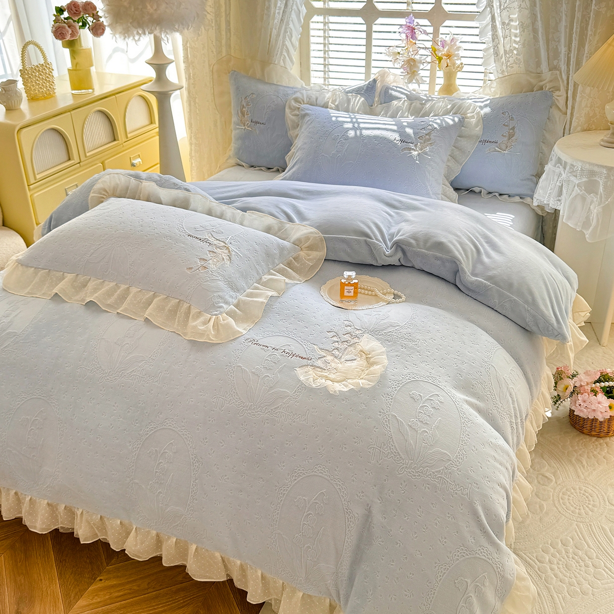 91家纺网 家纺一手货源 找家纺 （总）艾唯希家纺 2025新款韩版全消光雕花绒花边四件套牛奶绒-铃兰花边系列