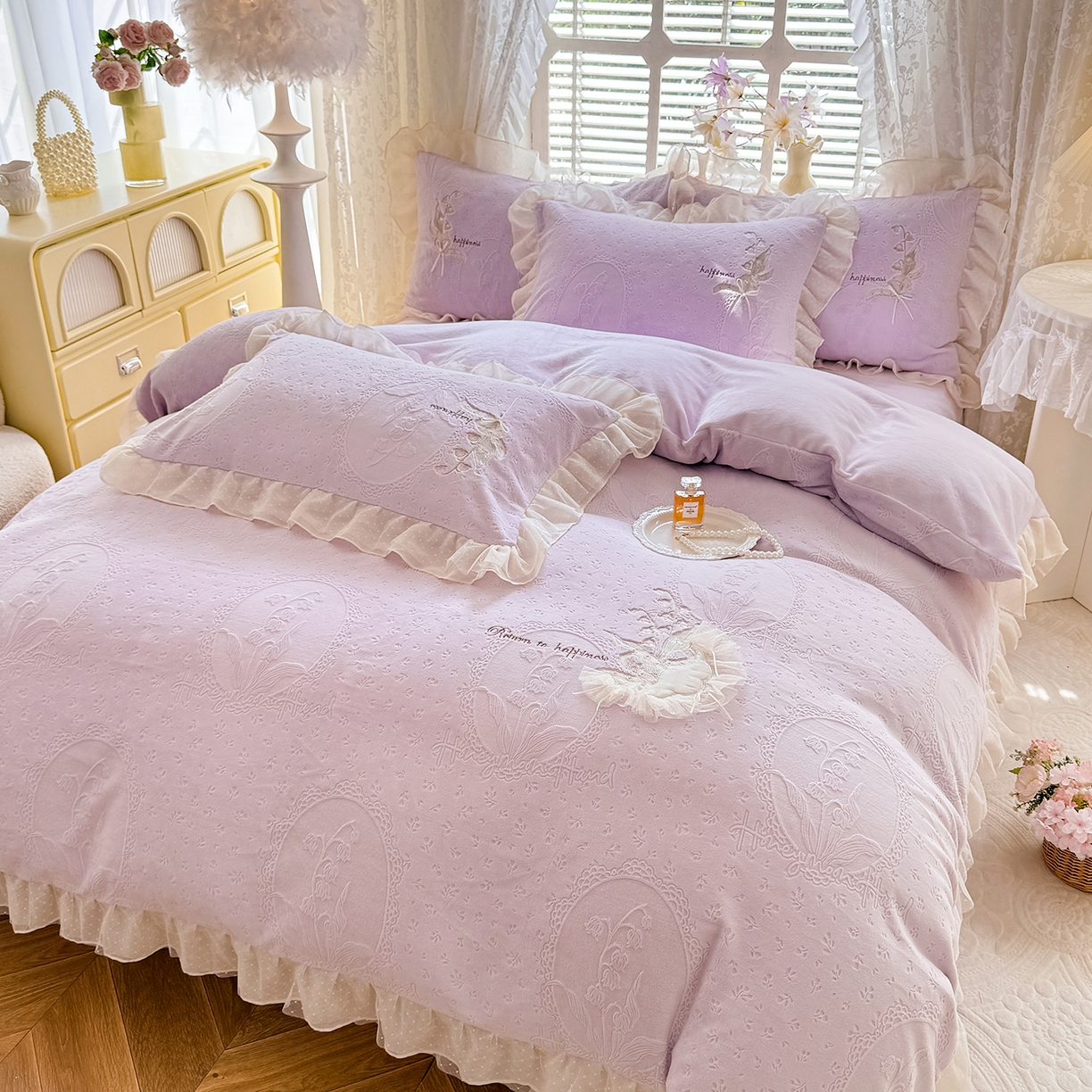 91家纺网 家纺一手货源 找家纺 （总）艾唯希家纺 2025新款韩版全消光雕花绒花边四件套牛奶绒-铃兰花边系列