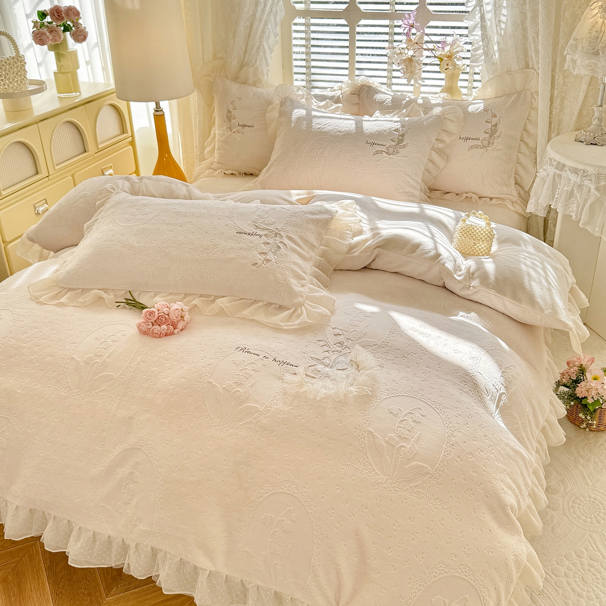 91家纺网 家纺一手货源 找家纺 （总）艾唯希家纺 2025新款韩版全消光雕花绒花边四件套牛奶绒-铃兰花边系列