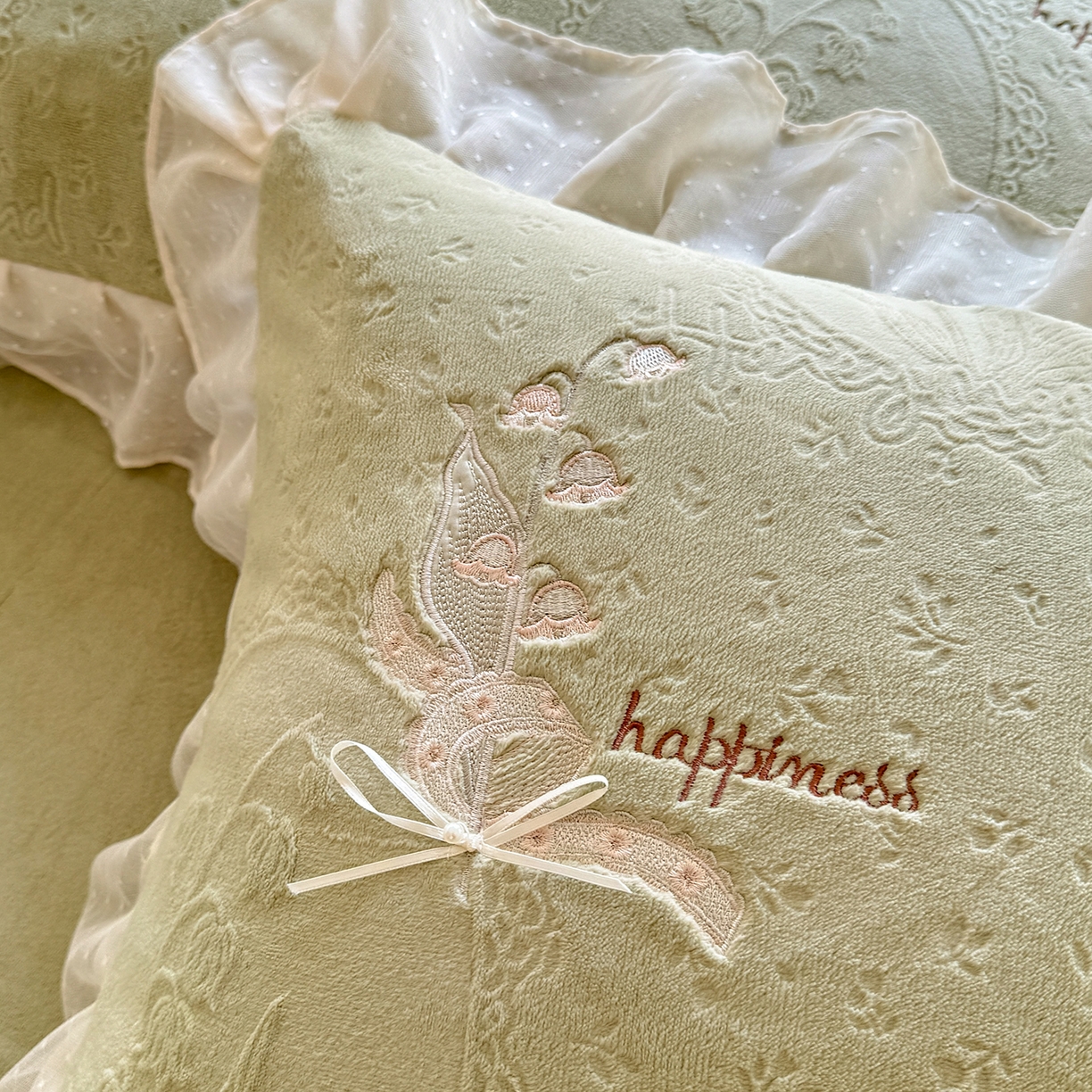 91家纺网 家纺一手货源 找家纺 艾唯希家纺 2025新款韩版全消光雕花绒花边四件套牛奶绒-铃兰花边系列 铃兰-绿