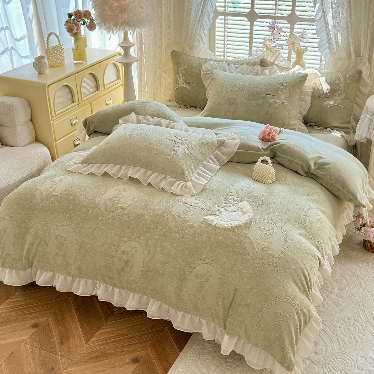 91家纺网 家纺一手货源 找家纺 艾唯希家纺 2025新款韩版全消光雕花绒花边四件套牛奶绒-铃兰花边系列 铃兰-绿