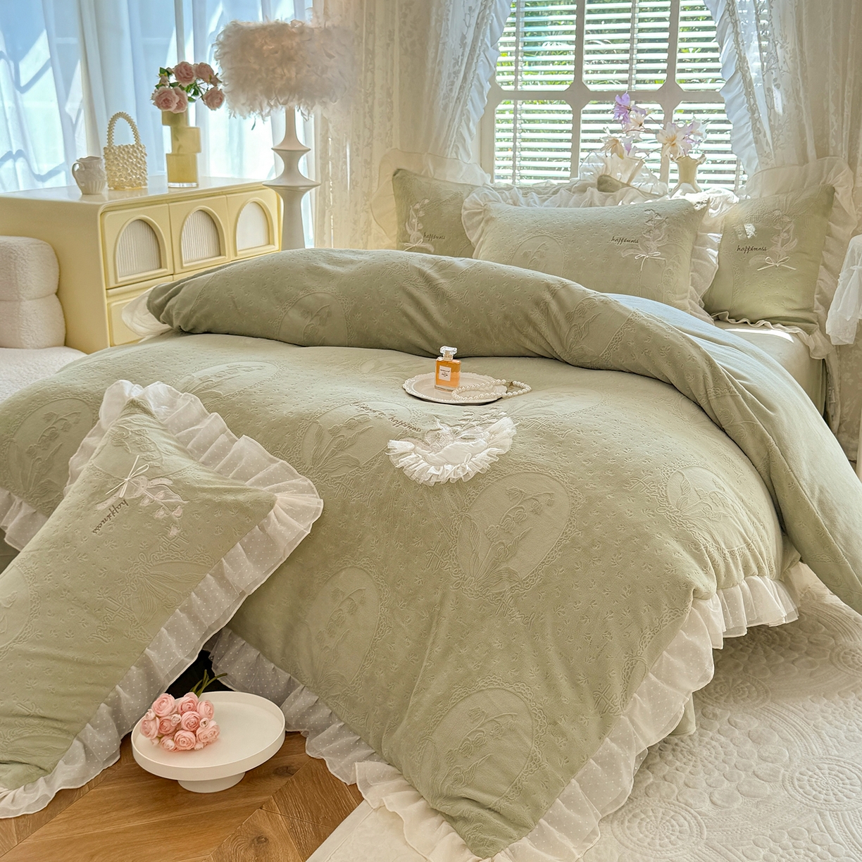 91家纺网 家纺一手货源 找家纺 艾唯希家纺 2025新款韩版全消光雕花绒花边四件套牛奶绒-铃兰花边系列 铃兰-绿